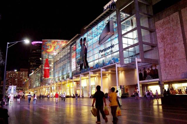 O Central World, em Bangcoc, é uma espécie de Times Square tailandesa, com suas lojas famosas e multidões ávidas por compras O Central World, em Bangcoc, é uma espécie de Times Square tailandesa, com suas lojas famosas e multidões ávidas por compras