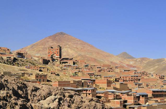 Dentre as atividades de Potosí, há excursões para as minas subterrâneas do Cerro Rico (ao fundo) Dentre as atividades de Potosí, há excursões para as minas subterrâneas do Cerro Rico (ao fundo)