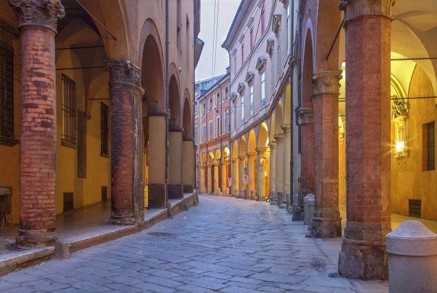 A cidade de Bolonha, a aproximadamente 80 quilômetros de <a href="https://viajeaqui.abril.com.br/cidades/italia-florenca-firenze" rel="Florença" target="_blank">Florença</a>, também é conhecida como La Rossa (A Vermelha): os prédios medievais de terracota e ornamentados com pórticos que cobrem as calçadas da cidade são sua marca registrada A cidade de Bolonha, a aproximadamente 80 quilômetros de <a href="https://viajeaqui.abril.com.br/cidades/italia-florenca-firenze" rel="Florença" target="_blank">Florença</a>, também é conhecida como La Rossa (A Vermelha): os prédios medievais de terracota e ornamentados com pórticos que cobrem as calçadas da cidade são sua marca registrada