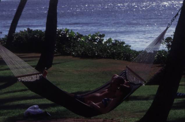 A praia de Big Island, em Honolulu, é puro sossego. A cidade é badalada, mas também reserva belos locais para relaxar A praia de Big Island, em Honolulu, é puro sossego. A cidade é badalada, mas também reserva belos locais para relaxar