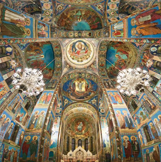 Mosaicos de ícones religiosos forram as paredes e o teto da Igreja de São Salvador sobre o Sangue Derramado Mosaicos de ícones religiosos forram as paredes e o teto da Igreja de São Salvador sobre o Sangue Derramado