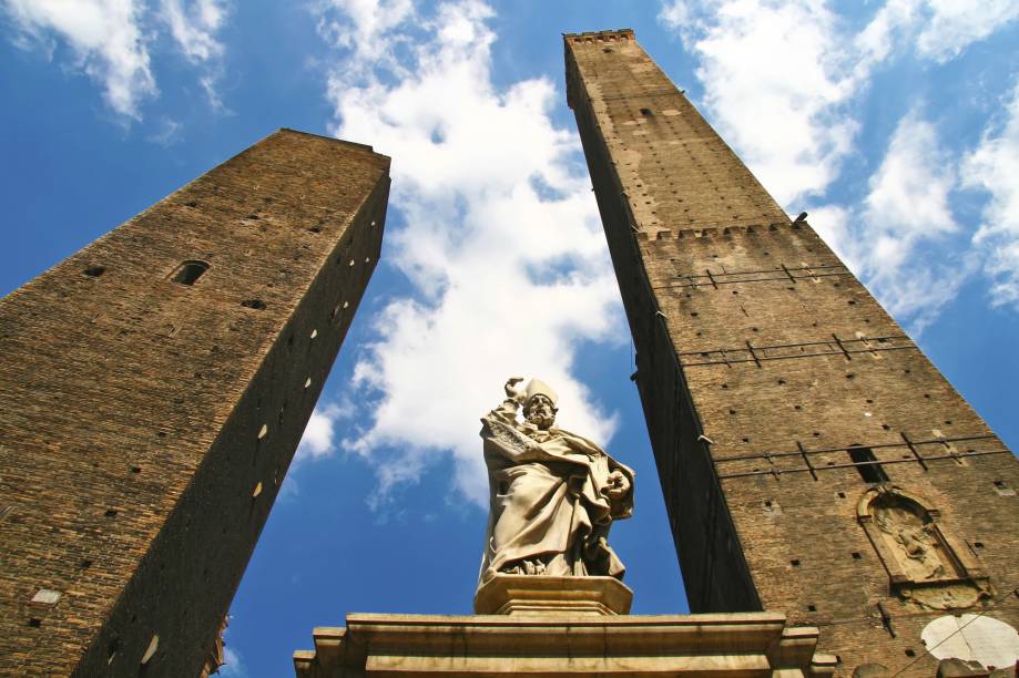 Além dos arcos que servem como cobertura para as caminhadas quentes do verão e para os dias chuvosos, Bolonha também é conhecida pelas duas torres inclinadas – construídas por ricaços da cidade, que queriam demonstrar seu poderio, hoje elas estão tortas e uma delas (a degli Asinelli) é aberta a visitação. Outro destaque arquitetônico da cidade é o Santuário della Madonna di San Luca, localizado numa colina no alto de Bolonha.