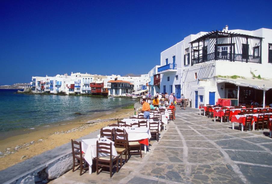 Little Venice, em Mikonos, tem um concorrido pôr do sol. Por isso, às 21 horas, turistas de todas as partes do mundo disputam vagas nos bares com vista para a baía Little Venice, em Mikonos, tem um concorrido pôr do sol. Por isso, às 21 horas, turistas de todas as partes do mundo disputam vagas nos bares com vista para a baía