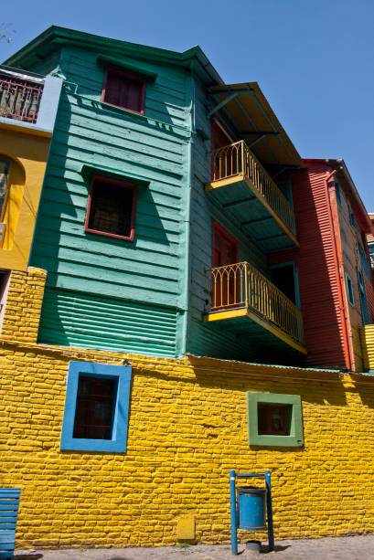 Caminito, uma ruela de menos de 100 metros de comprimento, em La Boca, tem casinhas de madeira e zinco pintadas em cores berrantes. A iniciativa foi de um grupo de artistas na década de 50 que usou sobras de tintas dos barcos 