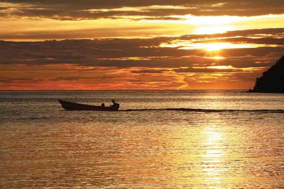 O pôr do sol cheio de cores refletido nas águas caribenhas