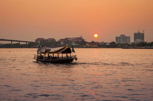 Cruzeiro passeia pelo rio Chao Phraya, em Bangcoc - a voltinha de barco é must do para turistas Cruzeiro passeia pelo rio Chao Phraya, em Bangcoc - a voltinha de barco é must do para turistas
