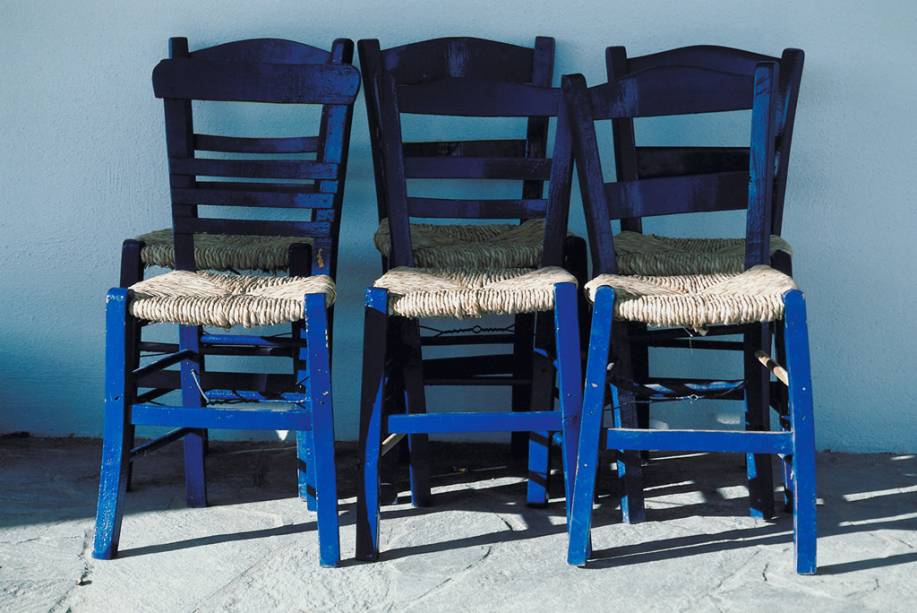 Cadeiras em uma das vielas sossegadas de Mikonos Cadeiras em uma das vielas sossegadas de Mikonos