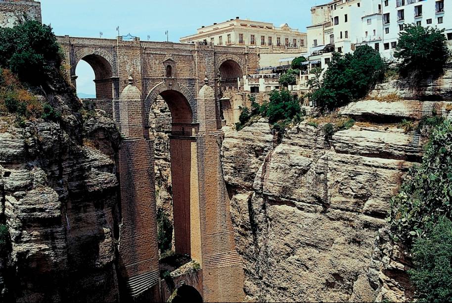 Com 98 metros de altura, a Puente Nuevo levou quatro décadas para ser concluída e liga os dois núcelos urbanos de Ronda, El Mercado e La Ciudad