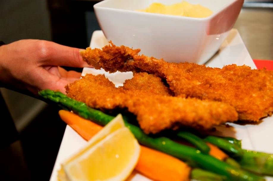 Presença obrigatória nos cardápios dos restaurantes vienenses, o schnitzel é uma espécie de milanesa que vem acompanhada por legumes, salada ou batatas (em purê, fritas ou cozidas) Presença obrigatória nos cardápios dos restaurantes vienenses, o schnitzel é uma espécie de milanesa que vem acompanhada por legumes, salada ou batatas (em purê, fritas ou cozidas)