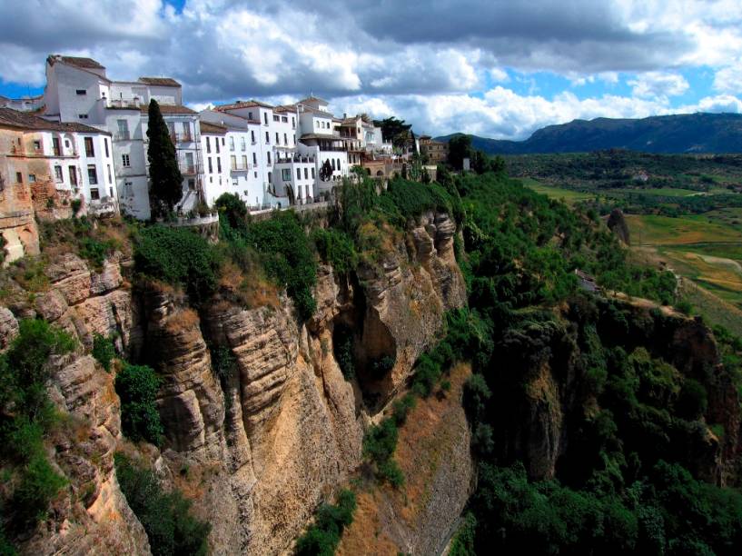 Localizada sobre um maciço rochoso, Ronda foi vistas espetaculares, uma histórica arena de touros e o Palácio Mondragón, um edifício de belos traços mouriscos