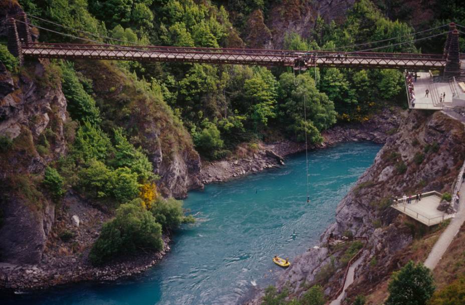 Na Kawarau Bridge foi instalado, em 1988, o primeiro bungee jump comercial do mundo