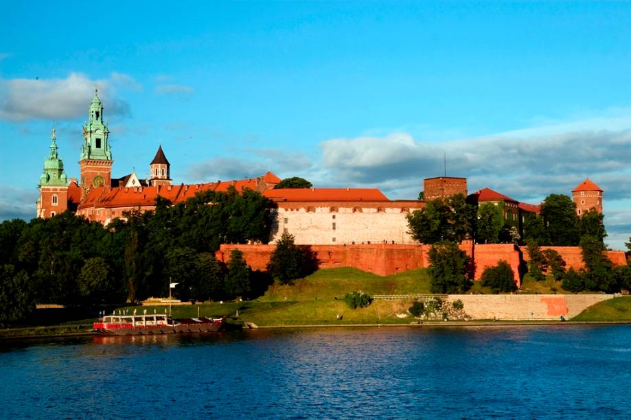 Vista geral do castelo Wawel. A colina onde se situa é ocupada desde tempos imemoriais, sendo que algumas estruturas ainda existentes datam do século 14. Dois grandes destaques são os apartamentos reais e a catedral