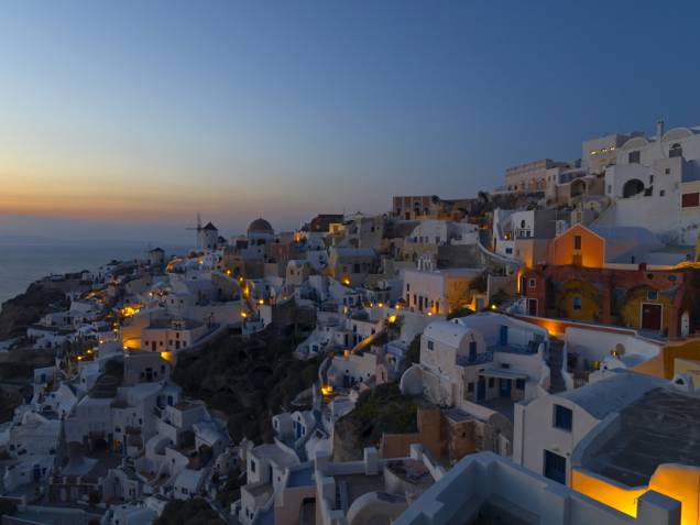 Um dos mais famosos do mundo, o pôr do sol completa o belo cenário de Santorini Um dos mais famosos do mundo, o pôr do sol completa o belo cenário de Santorini