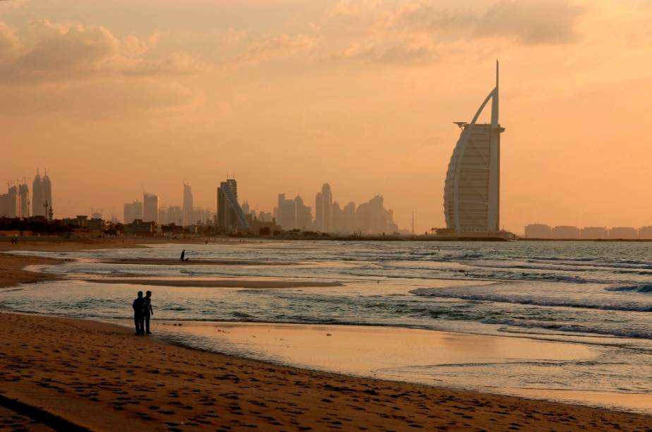 Amanhecer em <a href="https://viajeaqui.abril.com.br/cidades/emirados-arabes-unidos-dubai" rel="Dubai" target="_blank">Dubai</a>, com o Burj al Arab ao fundo