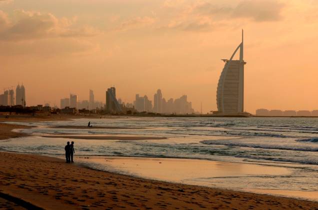 Amanhecer em <a href="https://viajeaqui.abril.com.br/cidades/emirados-arabes-unidos-dubai" rel="Dubai" target="_blank">Dubai</a>, com o Burj al Arab ao fundo Amanhecer em <a href="https://viajeaqui.abril.com.br/cidades/emirados-arabes-unidos-dubai" rel="Dubai" target="_blank">Dubai</a>, com o Burj al Arab ao fundo