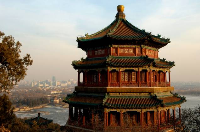 Pavilhão no alto do Monte da Longevidade, Palácio de Versão, Pequim, China. O grande complexo era utilizado como retiro para os imperadores chineses, tendo sido destruído em duas ocasiões, sendo prontamente reconstruído Pavilhão no alto do Monte da Longevidade, Palácio de Versão, Pequim, China. O grande complexo era utilizado como retiro para os imperadores chineses, tendo sido destruído em duas ocasiões, sendo prontamente reconstruído