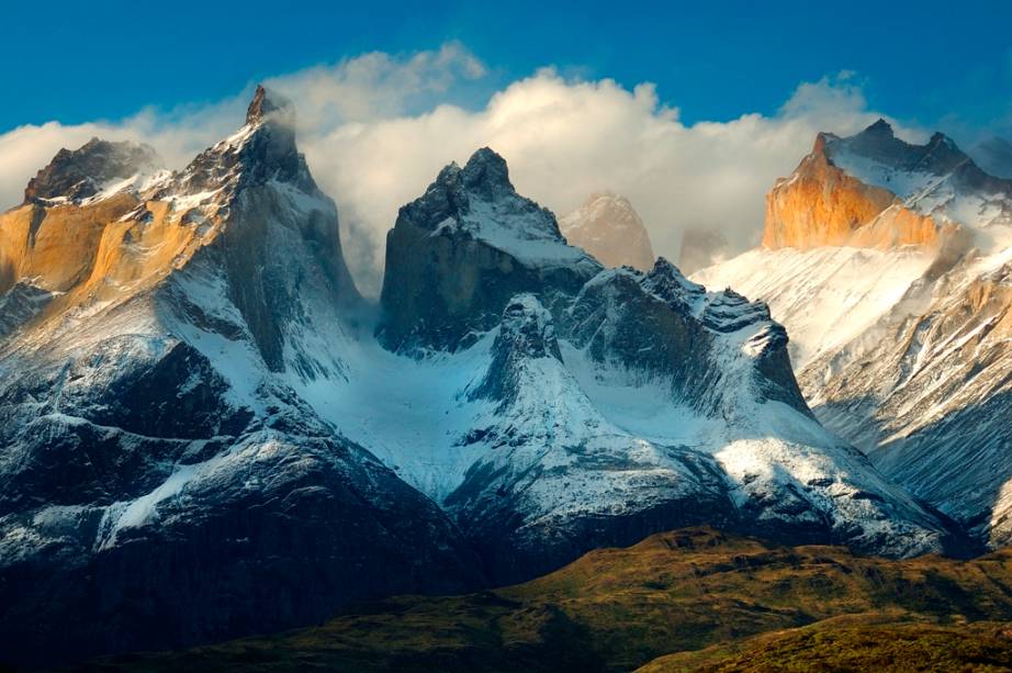 O ponto culminante da cordilheira Paine é o pico Paine Grande. Apesar de muitas fontes listarem-na com mais de 3000 metros de altitude, pesquisas mais recentes apontam para números entre 2700 e 2850 metros. Apesar de ser uma das montanhas mais emblemáticas do país, os dados continuam inconclusivos