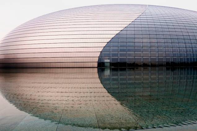 O Teatro Nacional de Artes Performáticas, próximo à Praça Tiananmen, em Pequim, é um projeto do arquiteto francês Paul Andreu, inaugurado ás vésperas dos Jogos Olímpicos de 2008 O Teatro Nacional de Artes Performáticas, próximo à Praça Tiananmen, em Pequim, é um projeto do arquiteto francês Paul Andreu, inaugurado ás vésperas dos Jogos Olímpicos de 2008