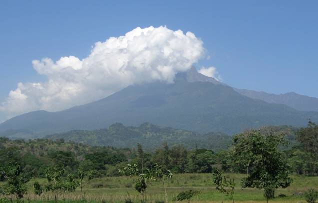 O Monte Meru, próximo a Arusha, é um vulcão de 4566 metros de altura, uma das maiores montanhas da África. Sua última erupção ocorreu no início do século 20 O Monte Meru, próximo a Arusha, é um vulcão de 4566 metros de altura, uma das maiores montanhas da África. Sua última erupção ocorreu no início do século 20