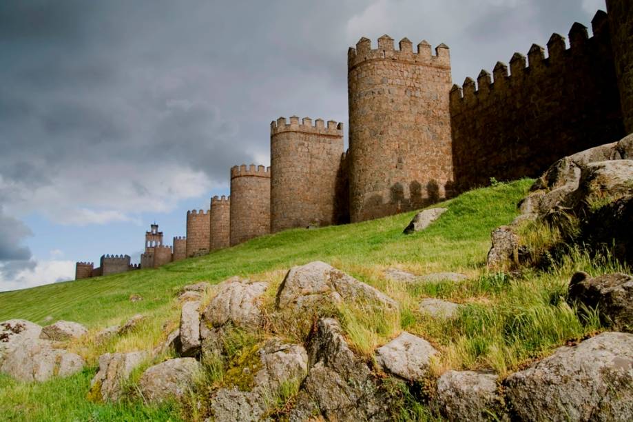 Por todo o interior da Espanha se vêem fortificações maciças, seja em castelos ou em cidades muralhadas, como aqui, em Ávila, terra natal de Santa Tereza