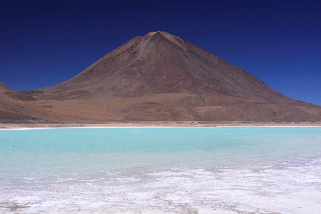 Localizado a 4000 metros de altitude, a Laguna Verde possui esse tom por conta de traços de cobre oxidados. O vulcão Licanbur é um dos muitos que pontilham o altiplano boliviano