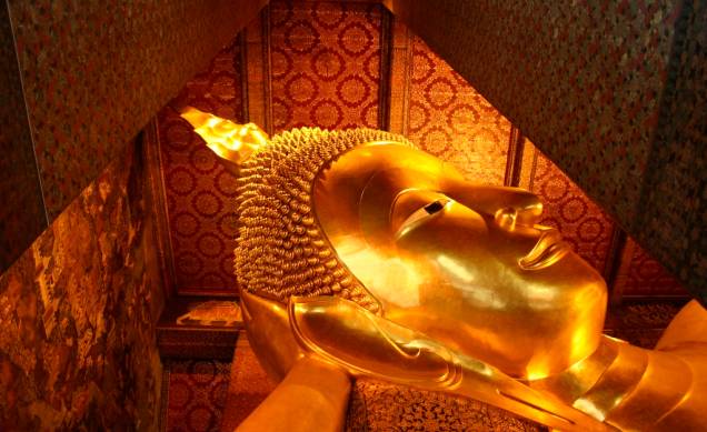 Com mais de 40 metros de comprimento, o Buda Reclinado é uma das grandes atrações do templo Wat Pho, no centro de Bangcoc Com mais de 40 metros de comprimento, o Buda Reclinado é uma das grandes atrações do templo Wat Pho, no centro de Bangcoc