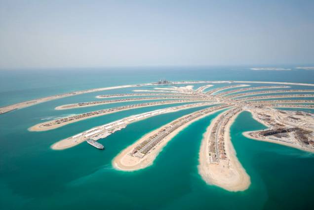 O icônico condomínio em forma de palmeira de Palm Jumeirah, <a href="https://viajeaqui.abril.com.br/cidades/emirados-arabes-unidos-dubai" rel="Dubai" target="_blank">Dubai</a> O icônico condomínio em forma de palmeira de Palm Jumeirah, <a href="https://viajeaqui.abril.com.br/cidades/emirados-arabes-unidos-dubai" rel="Dubai" target="_blank">Dubai</a>