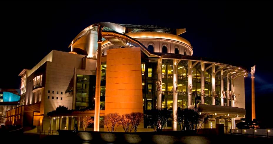 O moderníssimo Teatro Nacional, de Budapeste, foi inaugurado para substituir o antigo edifício do século 19 e abriga produções de autores locais e internacionais, como Moliére O moderníssimo Teatro Nacional, de Budapeste, foi inaugurado para substituir o antigo edifício do século 19 e abriga produções de autores locais e internacionais, como Moliére