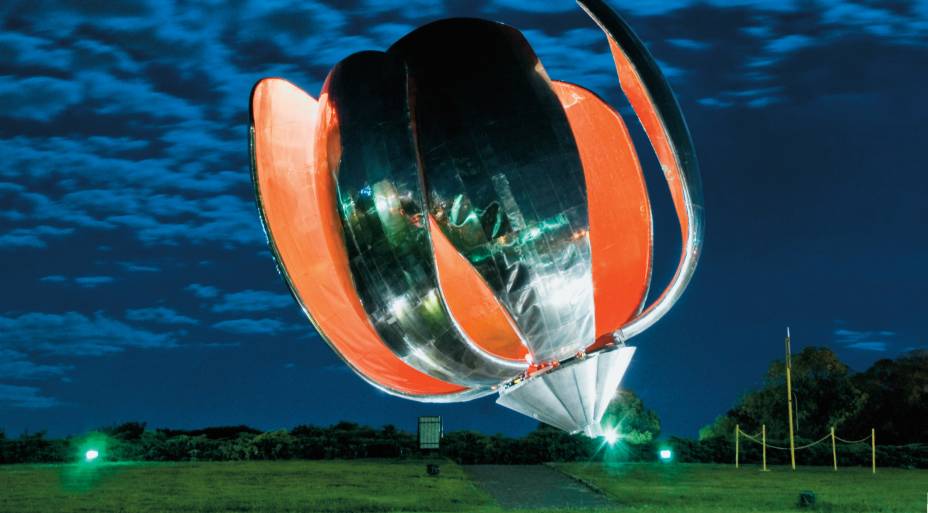 Um dos símbolos de Buenos Aires é a Floralis Generica, uma escultura de metal que, graças a um sistema elétrico, abre e fecha como uma flor, de acordo com a hora do dia e a velocidade do vento. A flor de metal, obra do arquiteto argentino Eduardo Catalano, fica no Plaza de las Naciones Unidas, no bairro da Recoleta Um dos símbolos de Buenos Aires é a Floralis Generica, uma escultura de metal que, graças a um sistema elétrico, abre e fecha como uma flor, de acordo com a hora do dia e a velocidade do vento. A flor de metal, obra do arquiteto argentino Eduardo Catalano, fica no Plaza de las Naciones Unidas, no bairro da Recoleta