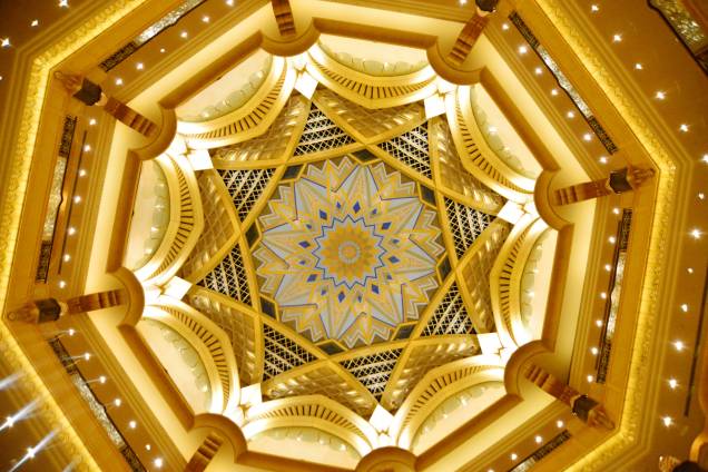 O Hotel Emirates Palace ostenta tanto que algumas partes do teto são revestidas em ouro O Hotel Emirates Palace ostenta tanto que algumas partes do teto são revestidas em ouro