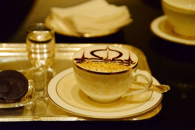 Até o cafezinho do Emirates Palace Hotel, em Abu Dhabi, é especial: as xícaras são decoradas com pó de ouro, que em poucas quantidades, pode ser sorvido junto com a bebida Até o cafezinho do Emirates Palace Hotel, em Abu Dhabi, é especial: as xícaras são decoradas com pó de ouro, que em poucas quantidades, pode ser sorvido junto com a bebida