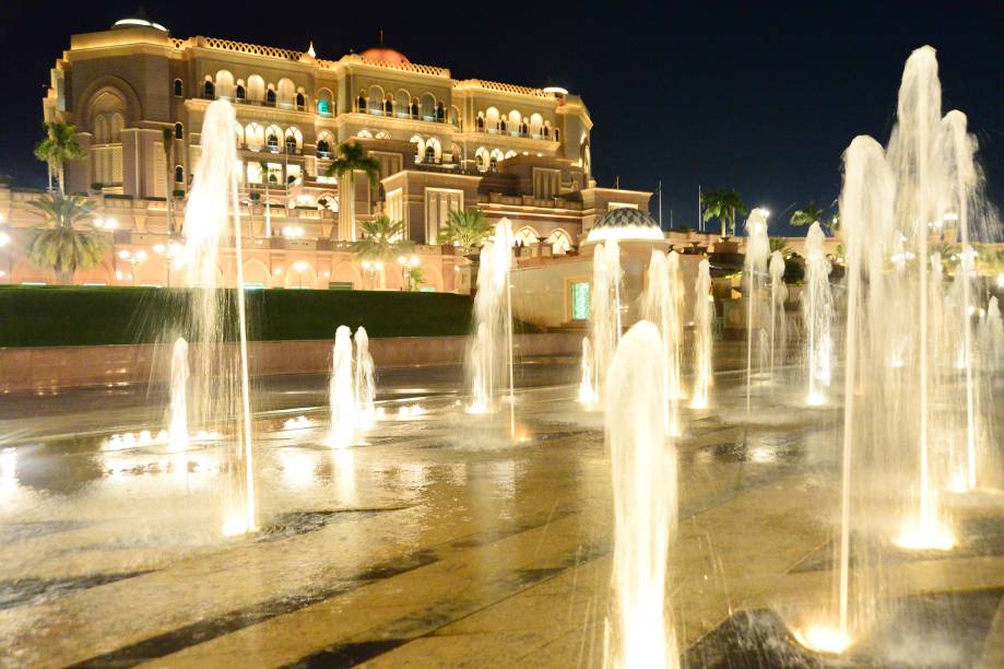 As fontes que enfeitam a fachada do Emirates Palace Hotel, em Abu Dhabi, não são nada: dentro das dependências do hotel, há uma praia particular