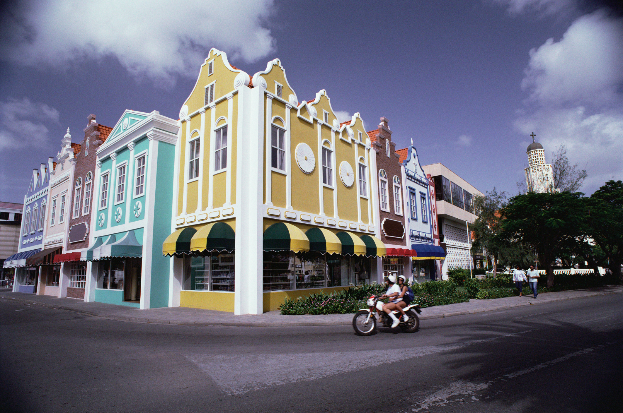 Pr&eacute;dios coloridos e influ&ecirc;ncia holandesa na arquitetura de Oranjestad, capital de Aruba