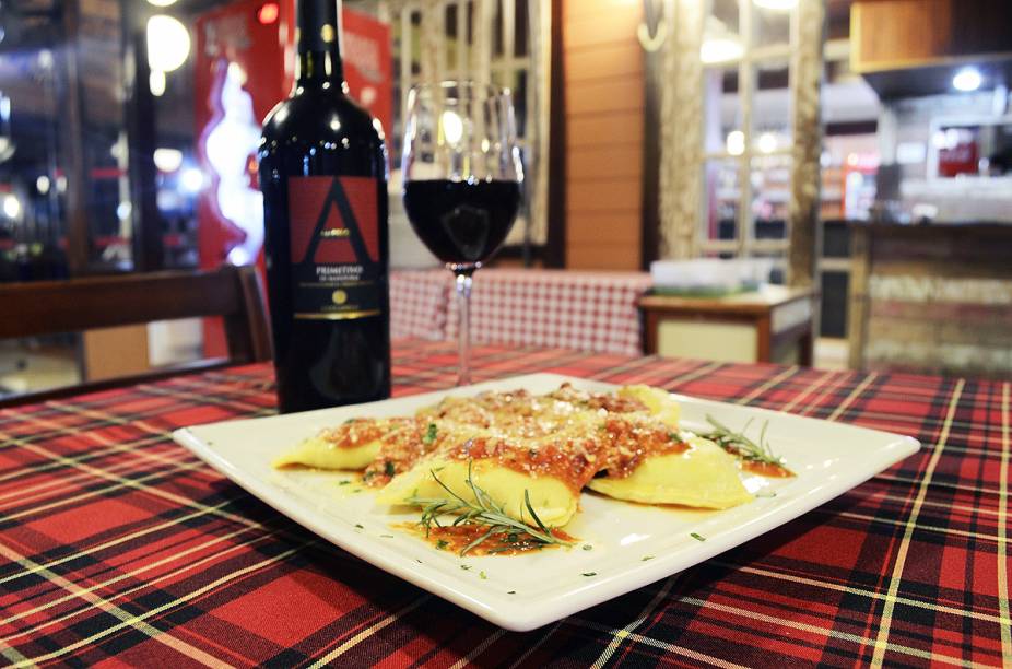 Massa artesanal feita com Ravioli, com recheio de carneiro e molho com ervas do restaurante Aglio & Olio, em Penedo