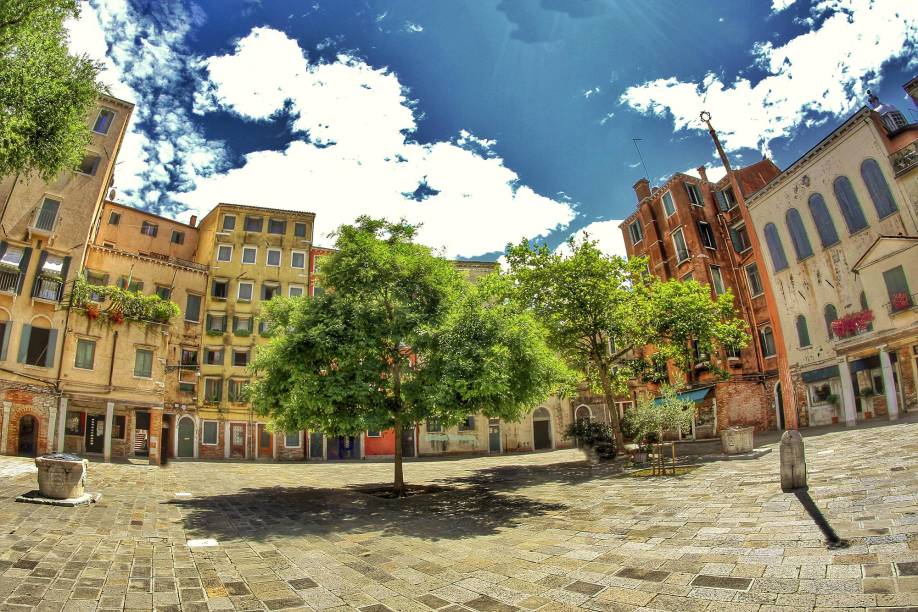 O Ghetto, no norte da cidade, é um dos bairros judeus mais antigos da Europa - sua ocupação data do século 14; ali é possível visitar o Campo del Ghetto Nuovo, o Museo Ebraico, além de livrarias e cemitérios judaicos O Ghetto, no norte da cidade, é um dos bairros judeus mais antigos da Europa - sua ocupação data do século 14; ali é possível visitar o Campo del Ghetto Nuovo, o Museo Ebraico, além de livrarias e cemitérios judaicos