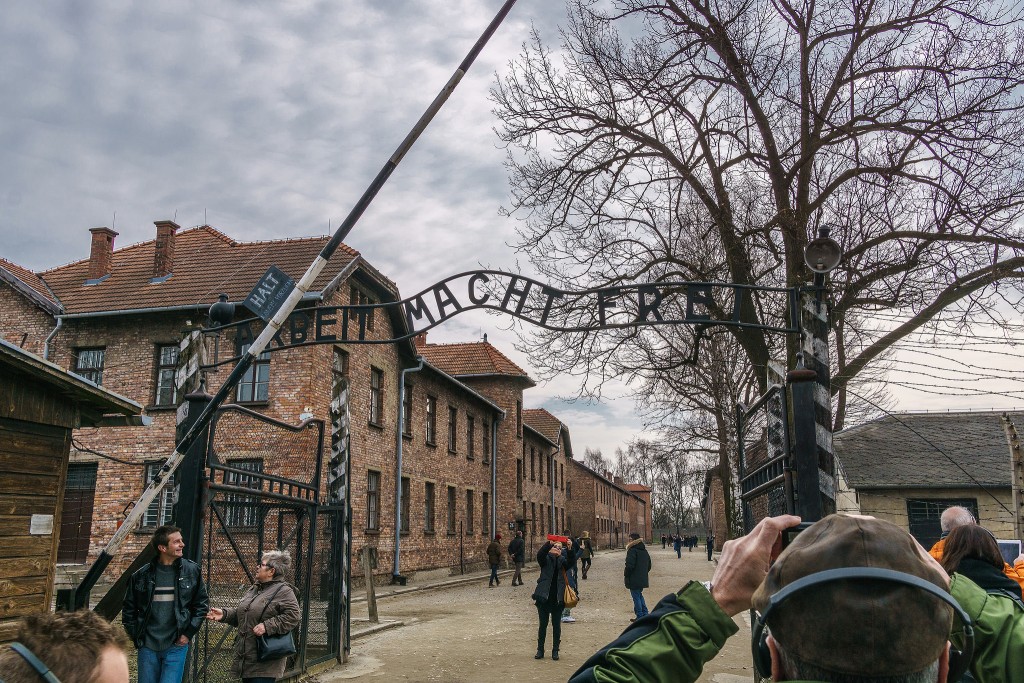 Entrada de Auschwitz, com a famosa frase
