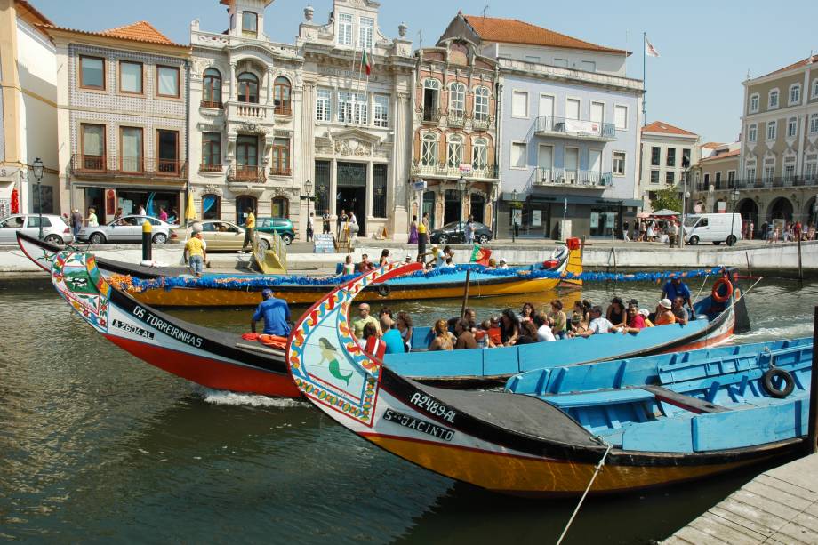 A "Veneza de Portugal" pede uma parada, seja para dar uma voltinha nos moliceiros pela Ria de Aveiro, seja para se deliciar com os sublimes ovos moles. Na zona do Róssio, praticamente às margens da Ria, você encontra dezenas de confeitarias com ofertas do doce. Se tiver tempo, vá observar o processo de fabricação na Oficina do Doce. <a href="https://www.booking.com/searchresults.pt-br.html?aid=332455&sid=605c56653290b80351df808102ac423d&sb=1&src=searchresults&src_elem=sb&error_url=https%3A%2F%2Fwww.booking.com%2Fsearchresults.pt-br.html%3Faid%3D332455%3Bsid%3D605c56653290b80351df808102ac423d%3Bclass_interval%3D1%3Bdest_id%3D-2163275%3Bdest_type%3Dcity%3Bdtdisc%3D0%3Bfrom_sf%3D1%3Bgroup_adults%3D2%3Bgroup_children%3D0%3Binac%3D0%3Bindex_postcard%3D0%3Blabel_click%3Dundef%3Bno_rooms%3D1%3Boffset%3D0%3Bpostcard%3D0%3Braw_dest_type%3Dcity%3Broom1%3DA%252CA%3Bsb_price_type%3Dtotal%3Bsearch_selected%3D1%3Bsrc%3Dindex%3Bsrc_elem%3Dsb%3Bss%3DCoimbra%252C%2520Regi%25C3%25A3o%2520do%2520Centro%252C%2520Portugal%3Bss_all%3D0%3Bss_raw%3DCoimbra%3Bssb%3Dempty%3Bsshis%3D0%26%3B&ss=Aveiro%2C+Regi%C3%A3o+do+Centro%2C+Portugal&ssne=Coimbra&ssne_untouched=Coimbra&city=-2163275&checkin_monthday=&checkin_month=&checkin_year=&checkout_monthday=&checkout_month=&checkout_year=&group_adults=2&group_children=0&no_rooms=1&from_sf=1&ss_raw=Aveiro&ac_position=0&ac_langcode=xb&dest_id=-2158957&dest_type=city&place_id_lat=40.6405&place_id_lon=-8.65378&search_pageview_id=2a267cd3724d04dc&search_selected=true&search_pageview_id=2a267cd3724d04dc&ac_suggestion_list_length=5&ac_suggestion_theme_list_length=0" target="_blank" rel="noopener"> <em>Busque hospedagens em Aveiro</em></a>