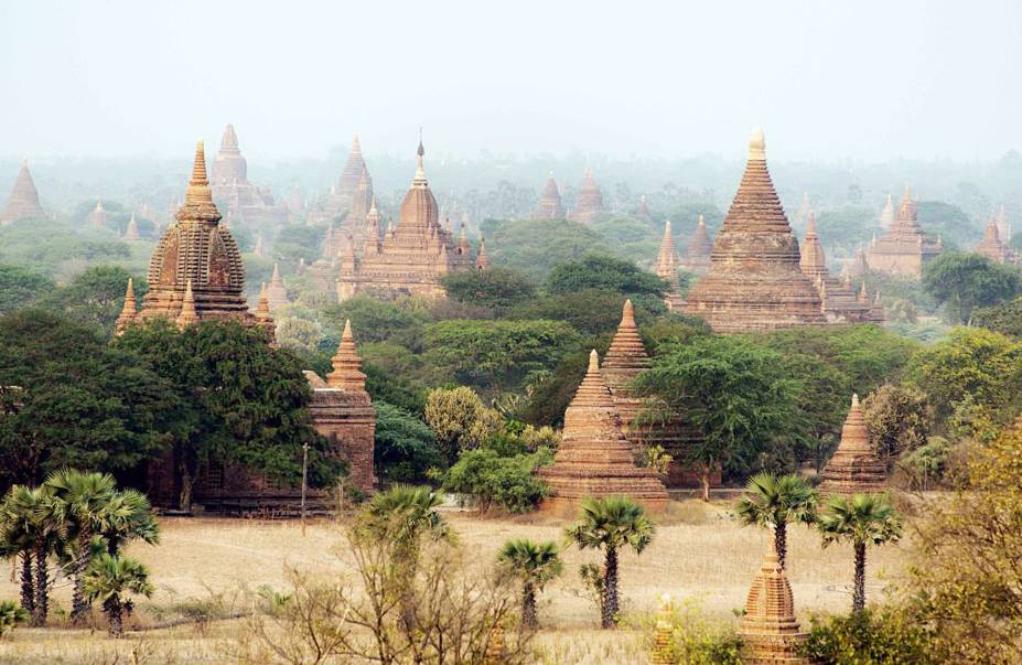 Outra alternativa interessante é percorrer os principais pontos de interesse de <a href="https://viajeaqui.abril.com.br/cidades/mianmar-bagan" rel="Bagan" target="_blank">Bagan</a> em charretes. É um meio de transporte lento e não muito confortável, mas conveniente, barato e possui um ponto positivo. Os condutores são quase sempre muito simpáticos e isso é uma ótima oportunidade para estar em contato próximo com os locais