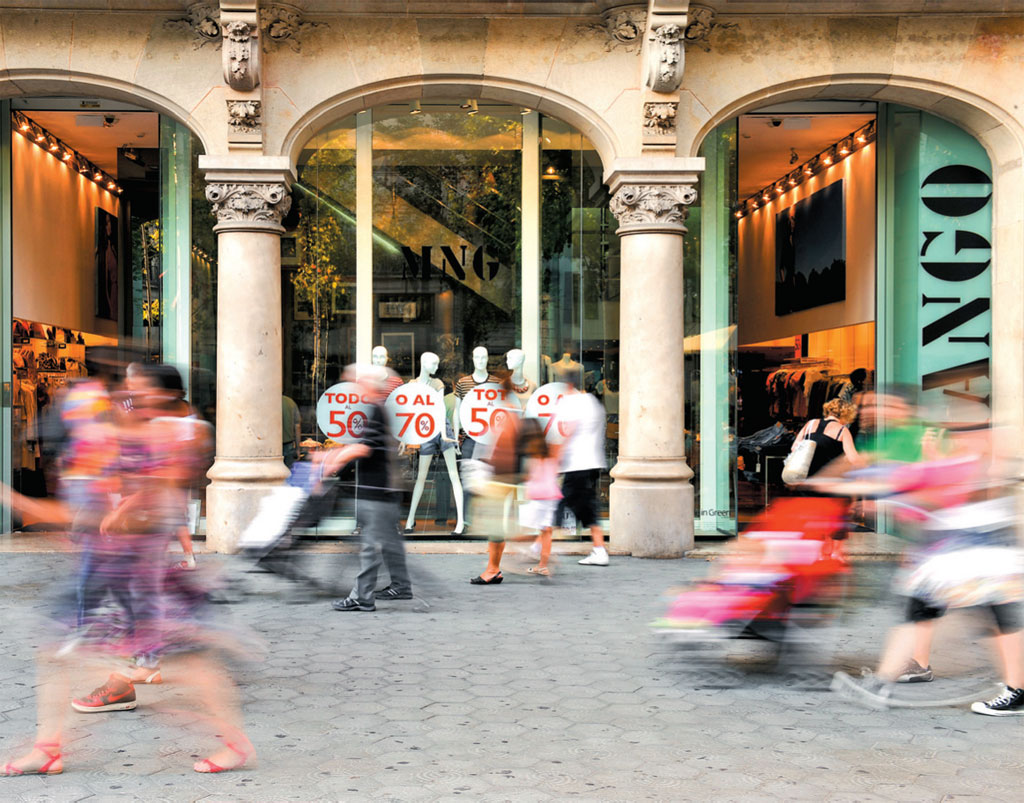 As vitrines sempre tentadoras da Mango, em Barcelona, Espanha As vitrines sempre tentadoras da Mango, em Barcelona, Espanha