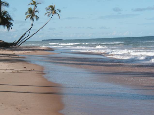 Coqueiros e areia dourada pontuam o litoral da Península de Maraú Coqueiros e areia dourada pontuam o litoral da Península de Maraú