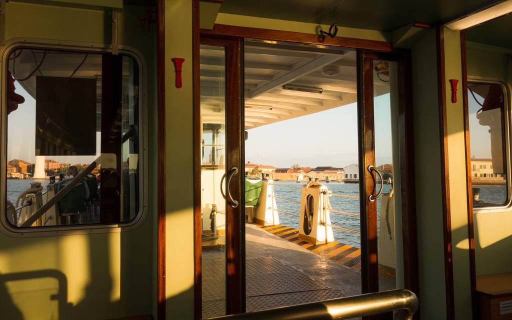 O Vaporetto é uma das opções de transporte pelo Grande Canal, principalmente se você precisar percorrer uma grande distância em pouco tempo O Vaporetto é uma das opções de transporte pelo Grande Canal, principalmente se você precisar percorrer uma grande distância em pouco tempo