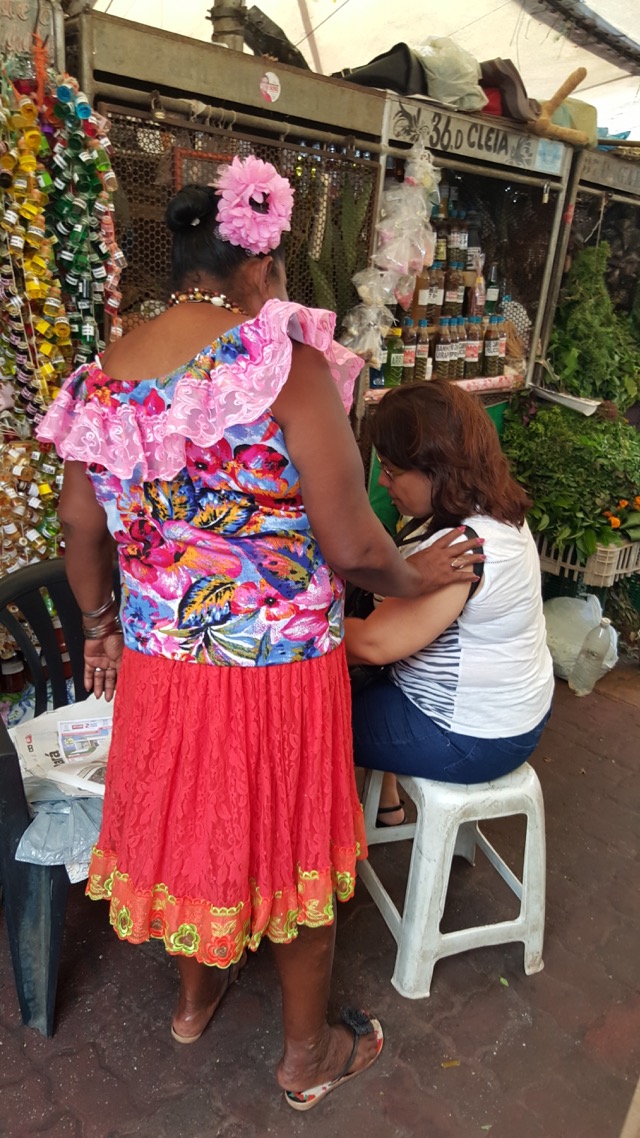 Benzedeira ao vivo e sobretudo a cores no Ver-o-Peso