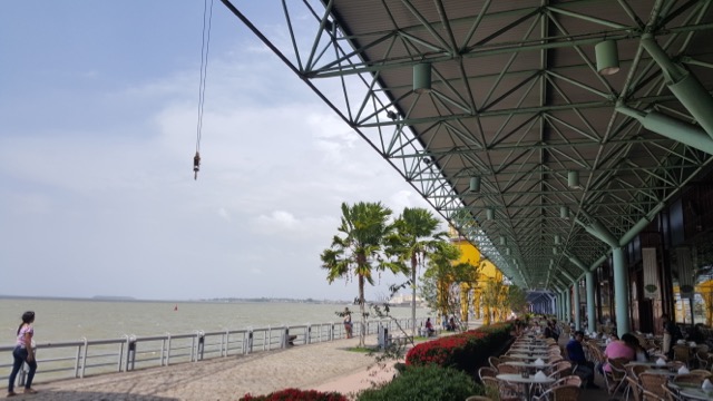 Durante os dias de semana, a Esta&ccedil;&atilde;o das Docas fica bem tranquila durante o dia. &Agrave; noite a coisa muda de figura e os restaurante lotam.