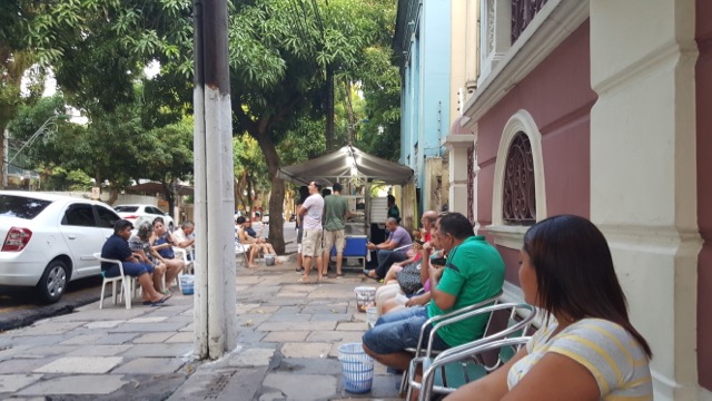 Todo mundo sentadinho na cal&ccedil;ada na hora do tacac&aacute;, o ch&aacute; das cinco de Bel&eacute;m