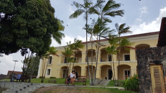Namorico em frente &agrave; Casa das Onze Janelas
