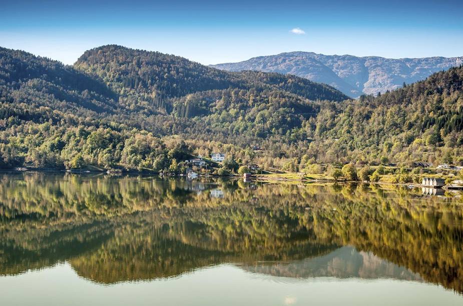 A cidade foi construída em um fiorde - um golfo estreito e profundo entre montanhas altas e íngremes