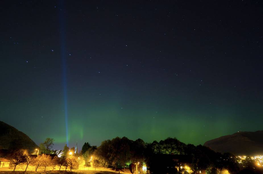 Aurora boreal aparece no horizonte da cidade