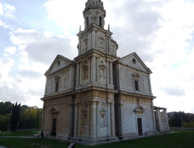 A igreja Di San Biagio é um exemplo de arquitetura renascentista clássica, cuja planta é o plano centralizado – também conhecido como a “cruz grega” A igreja Di San Biagio é um exemplo de arquitetura renascentista clássica, cuja planta é o plano centralizado – também conhecido como a “cruz grega”