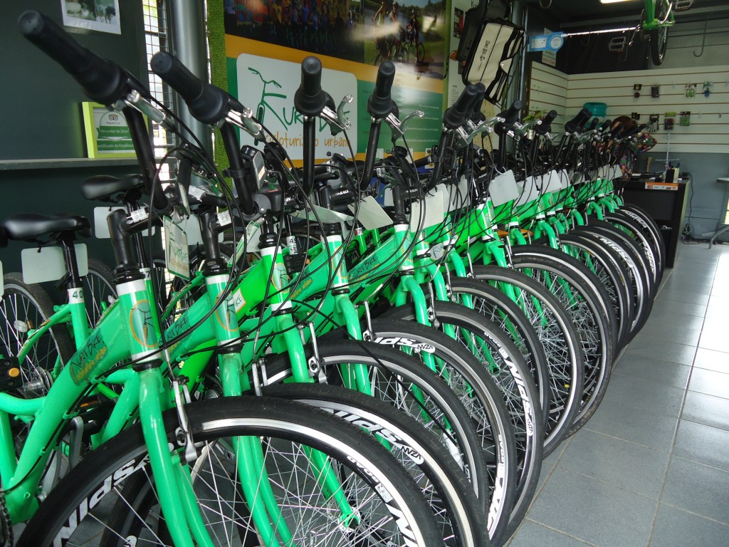 Que tal alugar uma bike para conhecer Curitiba? (Foto: Fam&iacute;lia N&ocirc;made)