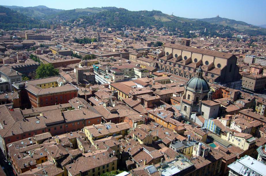 Vista do centro histório de Bolonha. O maior edifício na parte superior direita é a <a href="https://viajeaqui.abril.com.br/estabelecimentos/italia-bolonha-atracao-igrejas" rel="igreja de San Petronio" target="_blank">igreja de San Petronio</a>